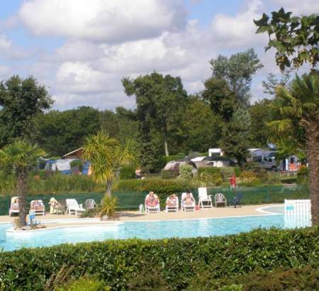 Camping avec espace aquatique - Bain et soleil au bord de l'eau à L'étang des Haizes en Normandie.