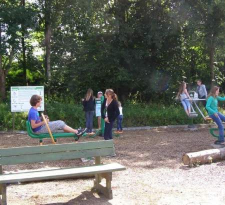 Camping convivial en Normandie - Séance d'exercice pendant les vacances à l'aire de fitness du camping Normandie