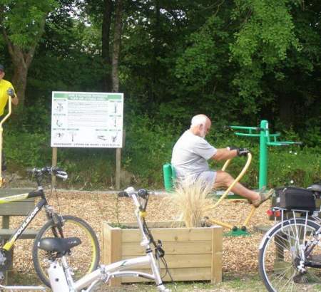 Camping loisirs Normandie - Pour garder la forme pendant les vacances, venez découvrir notre espace de fitness en plein-air, sur le camping
