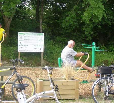 Camping loisirs Normandie - Pour garder la forme pendant les vacances, venez découvrir notre espace de fitness en plein-air, sur le camping