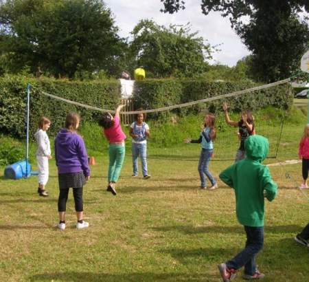 Camping avec activités familiales en Normandie - Match de volley-ball pendant les vacances en Normandie