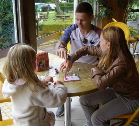 Activités enfants camping Normandie - Jeux de société en famille pendant les vacances en Normandie