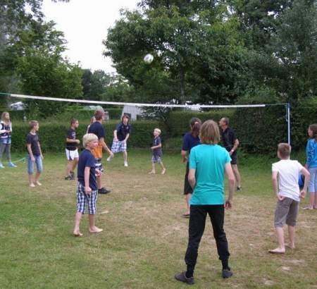 Vacances sportives au camping en Normandie - Partie de volley-ball l'après-midi dans notre camping en Normandie
