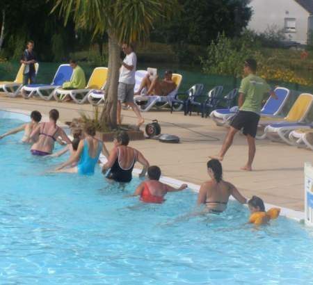 Camping avec animation en Normandie - Séance de remise en forme dans la piscine en Normandie