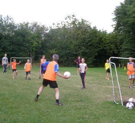 Football - Jeu de ballon entre adultes et enfants pendant les vacances au camping.