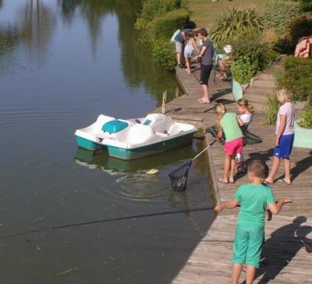 Les enfants et la pêche - Les enfants adorent la pêche au camping Étang des Haizes en Normandie