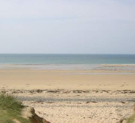 Vaste plage de sable fin à Portbail en Normandie