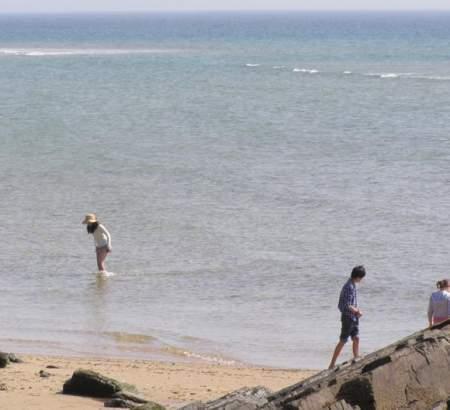 Bain de pieds à la mer de Normandie